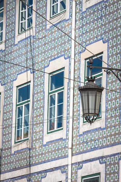 Фасад старого дома в районе Алфама, Лиссабон — стоковое фото