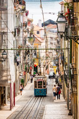 Lisbon, Portekiz-Nisan 12, 2015:Ascensor da Bica bairro alto lisbo