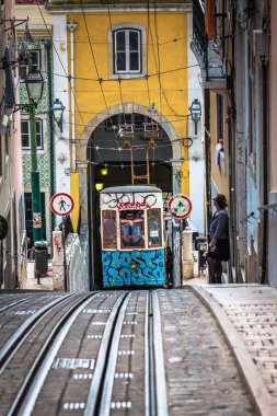 Lisbon, Portekiz-Nisan 12, 2015:Ascensor da Bica bairro alto lisbo