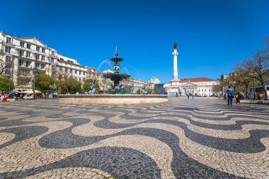 Lisbon, Portekiz-Nisan 12,2015: cityscape Rossio Meydanı.