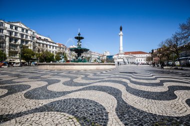 Lisbon, Portekiz-Nisan 12,2015: cityscape Rossio Meydanı.