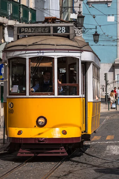 Lisabon, Portugalsko – 12. dubna 2015: vinobraní tramvaj v centru města — Stock fotografie