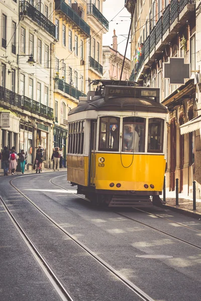 Lissabon, Portugal-12 april 2015: Vintage tram in het centrum van de stad — Stockfoto