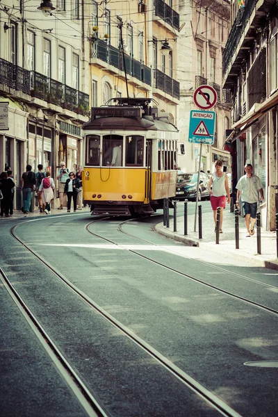 Lisbon, portugal-april 12.2015: alte strassenbahn im zentrum von Lissabon — Stockfoto