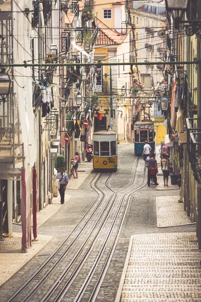 Lisabon, Portugalsko-duben 12, 2015:Ascensor da Bica bairro alto lisbo — Stock fotografie