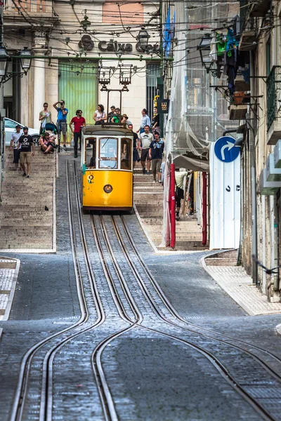 Lisboa, Portugal-Abril 12,2015: El Bica Funicular (Elevador da Bi — Foto de Stock