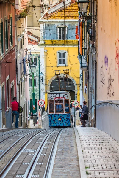 Lisabon, Portugalsko-duben 12, 2015:Ascensor da Bica bairro alto lisbo — Stock fotografie