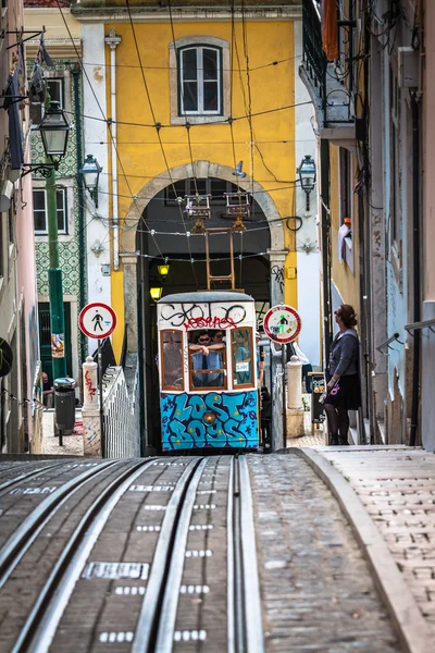 Lisbon,Portugal-April 12,2015:Ascensor da Bica bairro alto lisbo — Stock Photo, Image