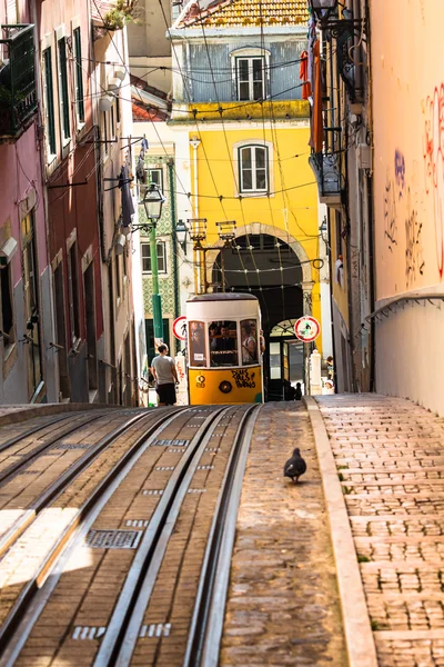 Lisbon, portugal-april 12,2015: ascensor da bica bairro alto lisbo — Stockfoto