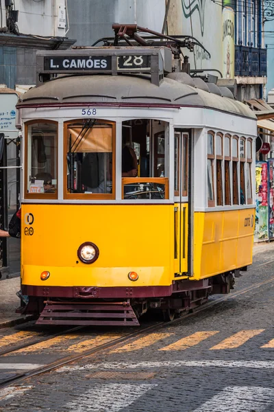 Lisabon, Portugalsko – 12. dubna 2015: vinobraní tramvaj v centru města — Stock fotografie