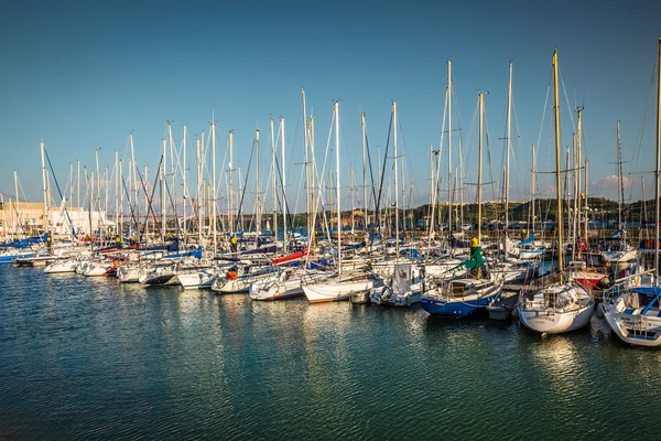 Lisboa, Portugal-11 de Abril de 2015: Barcos no porto de Lisboa, Portu — Fotografia de Stock