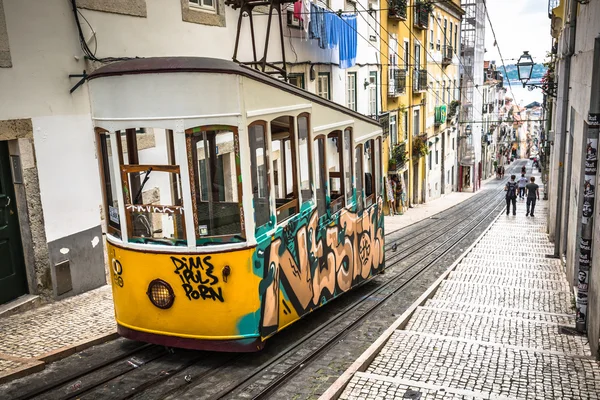 Lisabon, Portugalsko-duben 12, 2015:Ascensor da Bica bairro alto lisbo — Stock fotografie