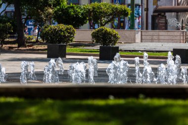Rossio Meydanı. Lizbon'da Baixa bölgede bulunan çeşme ile,
