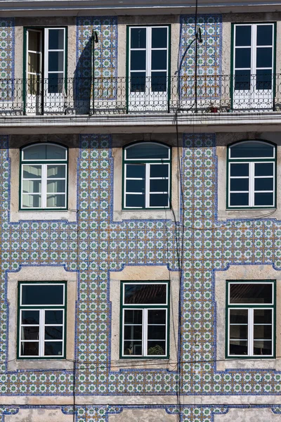 与典型传统葡萄牙瓷砖日里斯本建筑物 — 图库照片