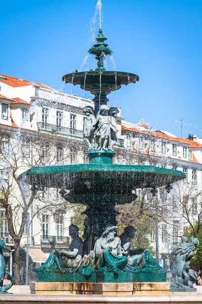 Place Rossio avec fontaine située dans le quartier Baixa à Lisbonne , — Photo