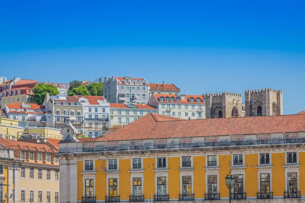 Lisszabon, Portugália-skyline a Sao Jorge-kastély délután. — Stock Fotó