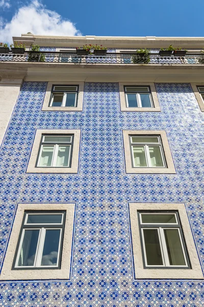 Lisbon buildings with typical traditional portuguese tiles on th — Stock Photo, Image