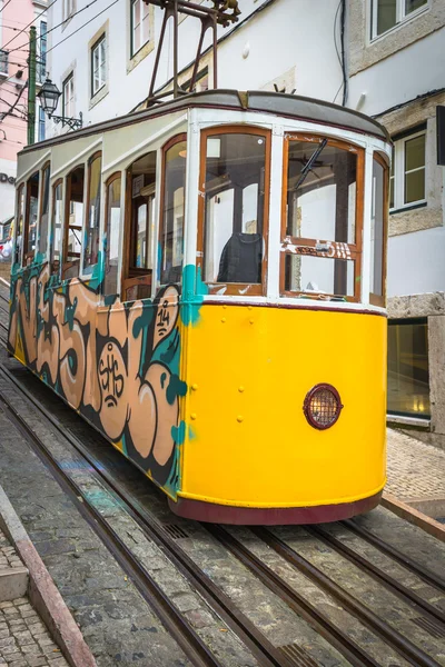 Romantische gelbe straßenbahn - hauptsymbol von lisbon, portugal — Stockfoto