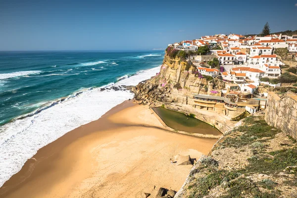 Azenhas do Mar bílé vesnice mezník na útesu a Atlantik — Stock fotografie