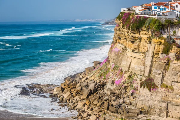 Azenhas do Mar Белая деревенская достопримечательность на скале и Атлантике — стоковое фото