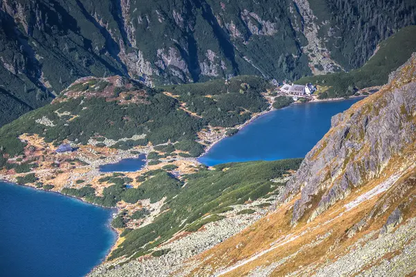 Bellissimo lago di montagna in estate, Valle dei cinque laghi, Pol — Foto Stock