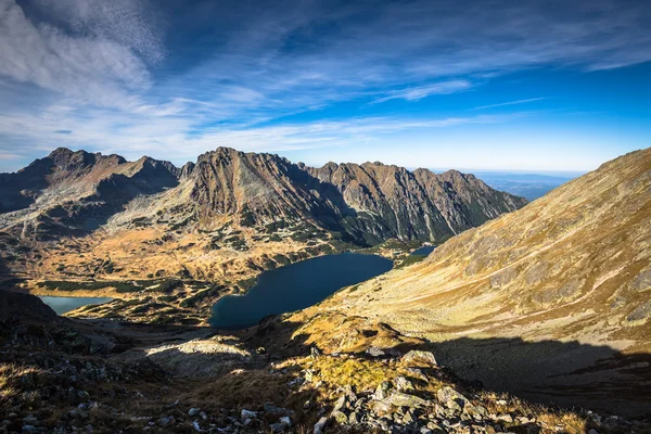 Bellissimo lago di montagna in estate, Valle dei cinque laghi, Pol — Foto Stock