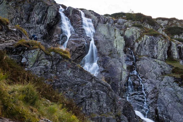 Cachoeira de montanha Siklawa em montanhas polonesas Tatra. Tatra Nati — Fotografia de Stock