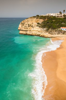 Praia de benagil kumsalda atlantic coast, algarve, Portekiz