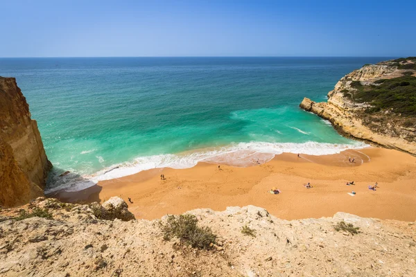 Uma vista da praia em Benagil vila piscatória na costa de Portugal — Fotografia de Stock