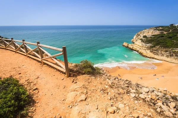 Pohled na pláž v Benagil rybářské vesnici na pobřeží Portugalska — Stock fotografie