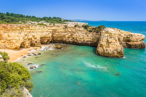 Praia de Albandeira - pięknego wybrzeża i plaży w Algarve, Port — Zdjęcie stockowe