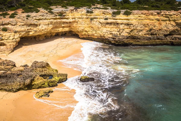 Praia de Albandeira - beautiful coast and beach of Algarve, Port — Stock Photo, Image