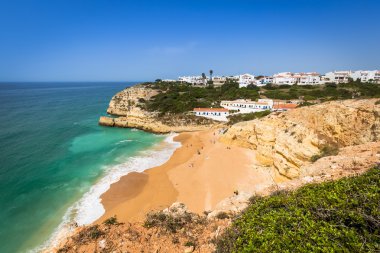 Praia de benagil kumsalda atlantic coast, algarve, Portekiz