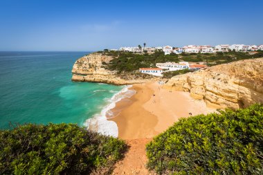 Praia de benagil kumsalda atlantic coast, algarve, Portekiz