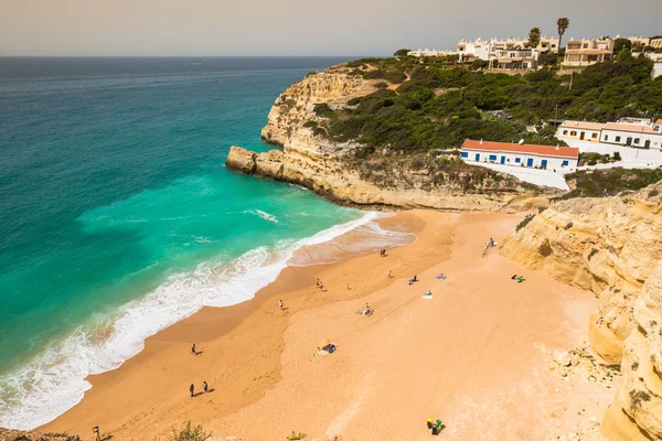 Pohled na pláž v Benagil rybářské vesnici na pobřeží Portugalska — Stock fotografie