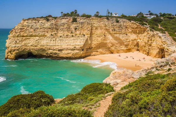 Blick auf den Strand in Benagil Fischerdorf an der Küste von Portugal — Stockfoto