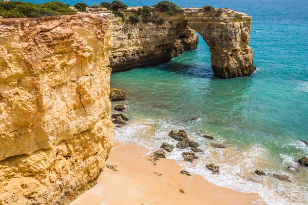 Praia de Albandeira - beautiful coast and beach of Algarve, Port — Stock Photo, Image