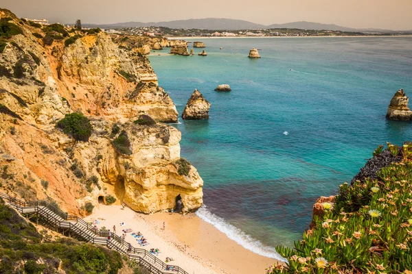 Naturalne kamienie i plaż w lagos, Portugalia — Zdjęcie stockowe