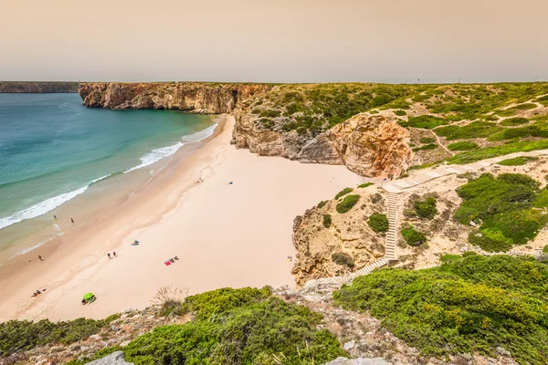 Hermosa bahía y playa de arena de Praia do Beliche cerca de Cabo Sao — Foto de Stock