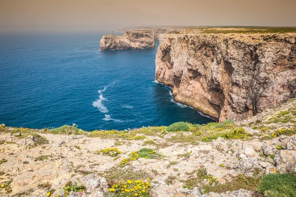 Alte scogliere e oceano blu a Cabo Sao Vicente sulla costa di Portu — Foto Stock