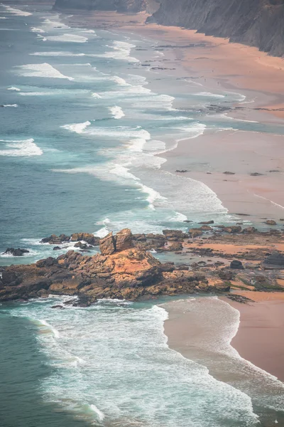 Sandstrand Castelejo, berühmter Ort zum Surfen, Algarve-Region, — Stockfoto