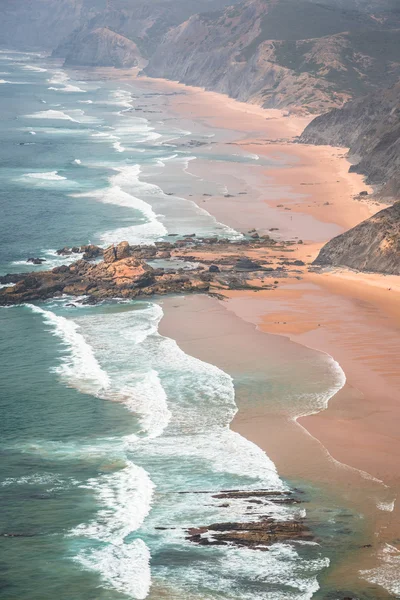 Sandy Castelejo strand, bekende plek om te surfen, Algarve regio, — Stockfoto