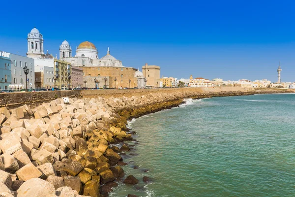 Cádiz, España. Catedral frente al mar Campo del Sur — Foto de Stock