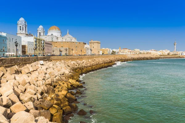 Cadiz, Spanien. Kathedrale Campo del Sur am Meer — Stockfoto