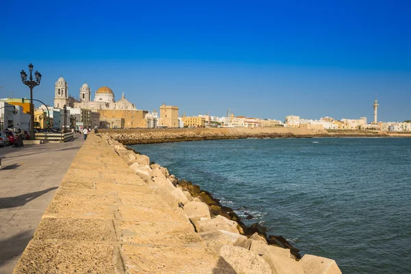 Cádiz, España. Catedral frente al mar Campo del Sur — Foto de Stock