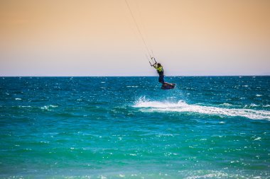Tarifa içinde uçan kiter