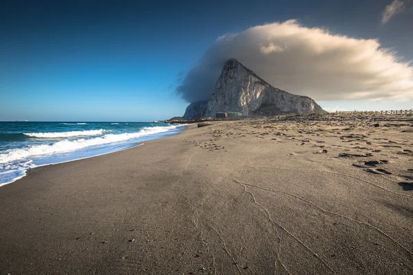 Der felsen von gibraltar vom strand von la linea, spanien — Stockfoto