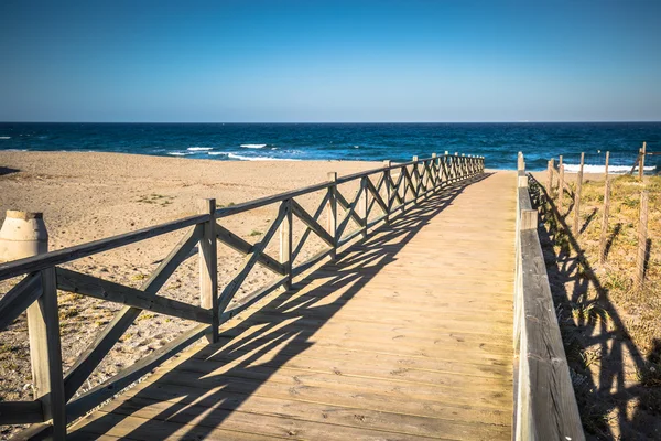 Vista sobre passarela de madeira, La Linea de la Concepcion, Costa — Fotografia de Stock