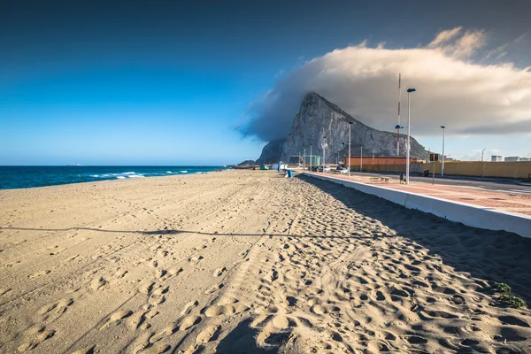 Le Rocher de Gibraltar depuis la plage de La Linea, Espagne — Photo