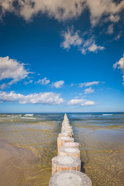 Drewniane falochrony, na piaszczystej plaży Łeba w późnych godzinach popołudniowych, Baltic — Zdjęcie stockowe